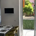 Mirror בית נופש *