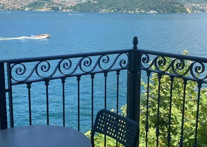 Mirror Feriehus Lezzeno