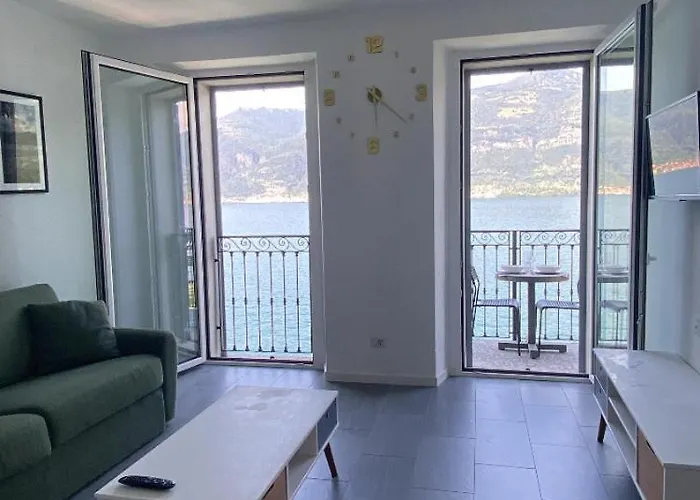 Mirror Feriehus Lezzeno